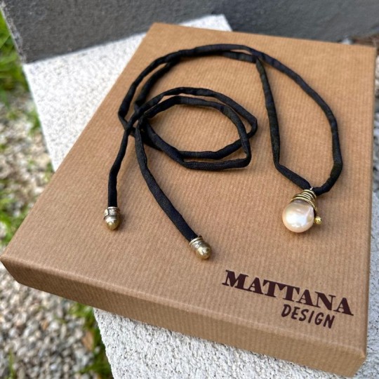 Collier in Tessuto Nero con Perla Barocca