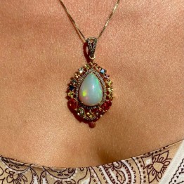 Pendente con Opale Etiope e Zaffiri Multicolore