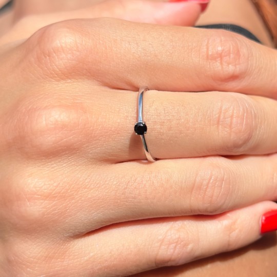Solitary ring with Black Spinel