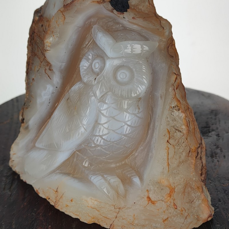 Owl sculpture on rough agate