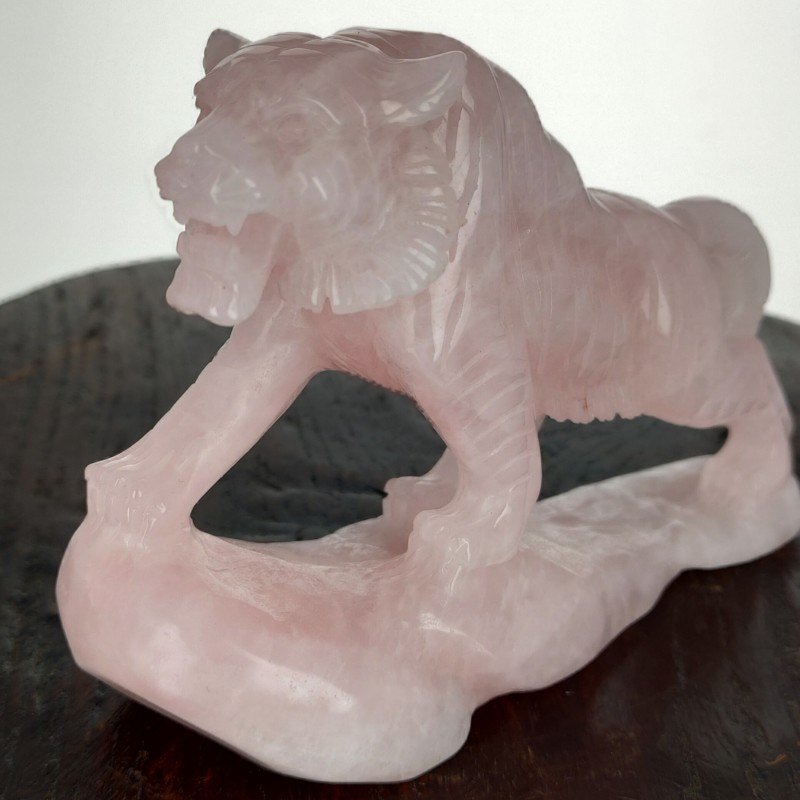 Scultura Tigre in Quarzo Rosa