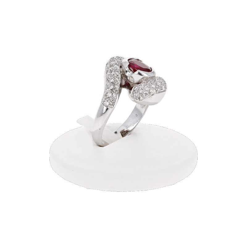 Anello con Rubino e Diamanti 100,4 Ct.