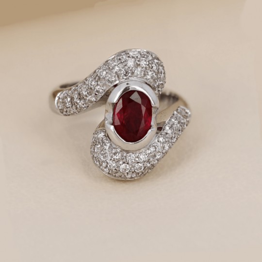 Anello con Rubino e Diamanti 100,4 Ct.