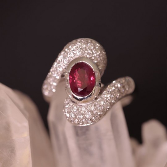 Anello con Rubino e Diamanti 100,4 Ct.