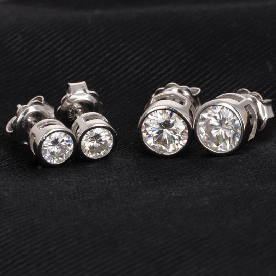Orecchini a Cipollina con Moissanite Sintetica Orecchini a Cipollina con Moissanite Sintetica