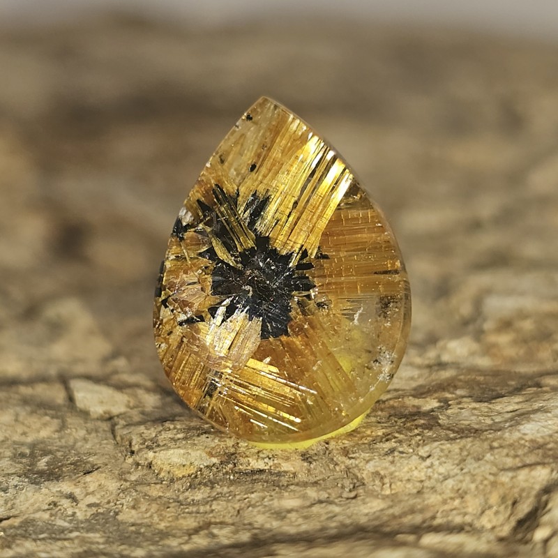 Pietra di Quarzo con Stella di Rutilo Forma a Goccia