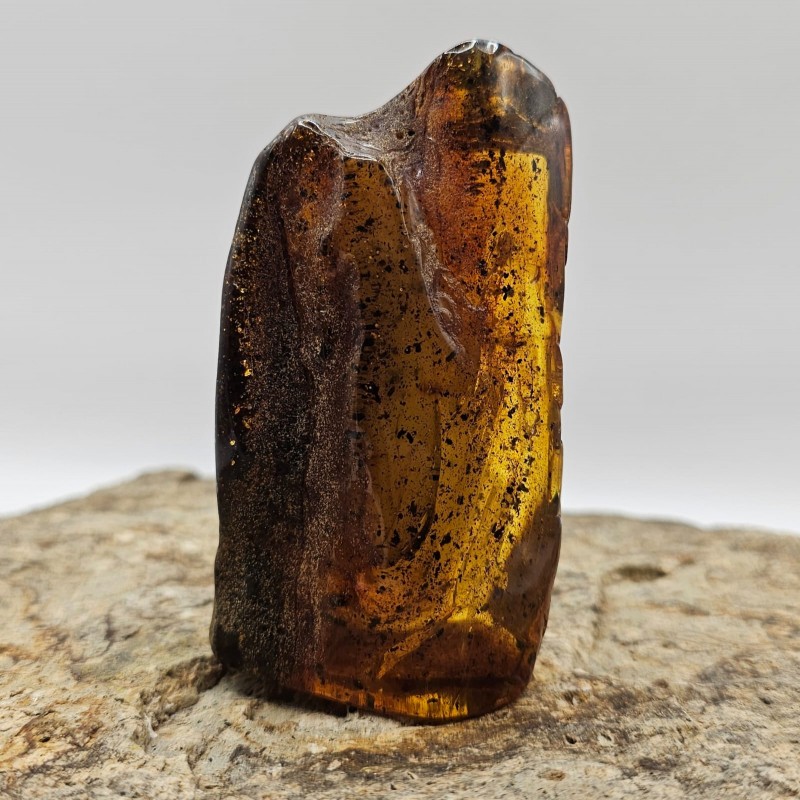 Gemstone of raw amber gr. 152