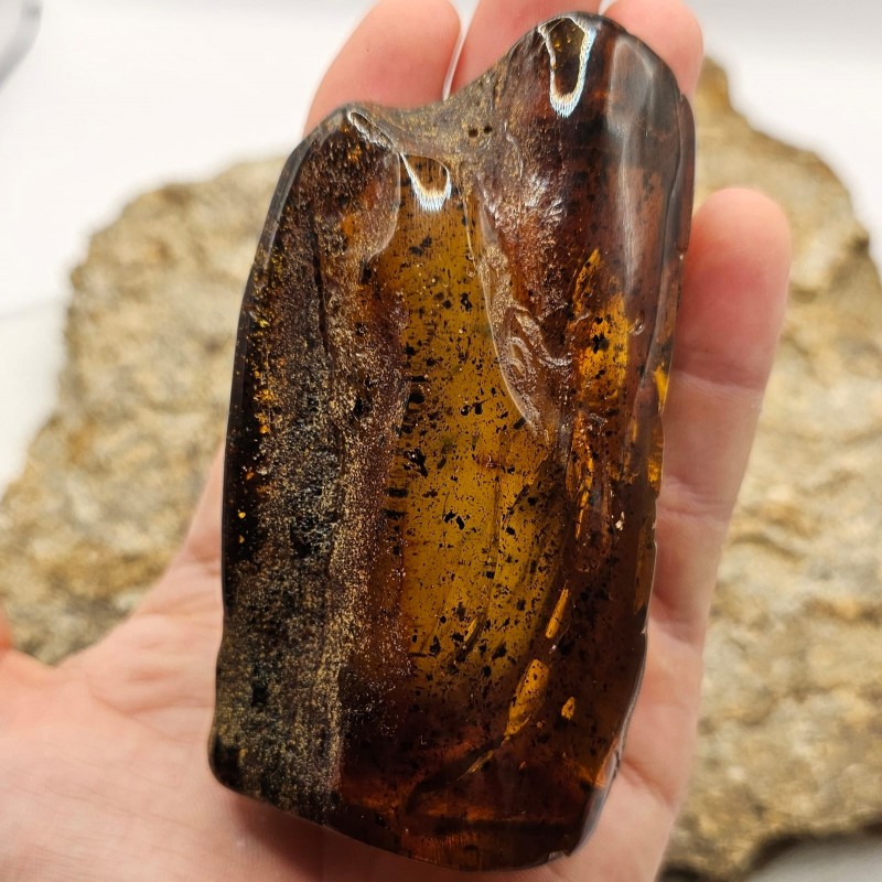 Gemstone of raw amber gr. 152