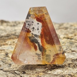 Stone Quarzo Ematoite Triangular Shape
