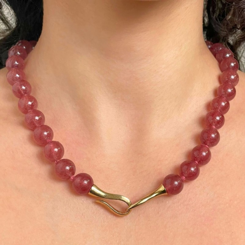 Necklace Crew neck of Spherical Strawberry Quartz