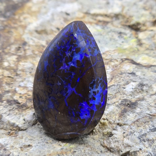 Stone Opale Boulder Cabochon in Goccia