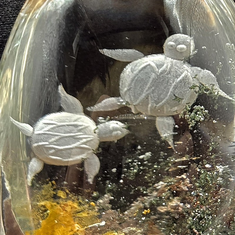 Pietra di Quarzo con Lodolite Retroinciso con 2 Tartarughe Marine