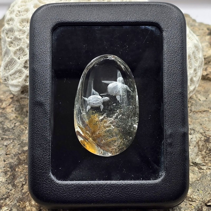 Pietra di Quarzo con Lodolite Retroinciso con 2 Tartarughe Marine