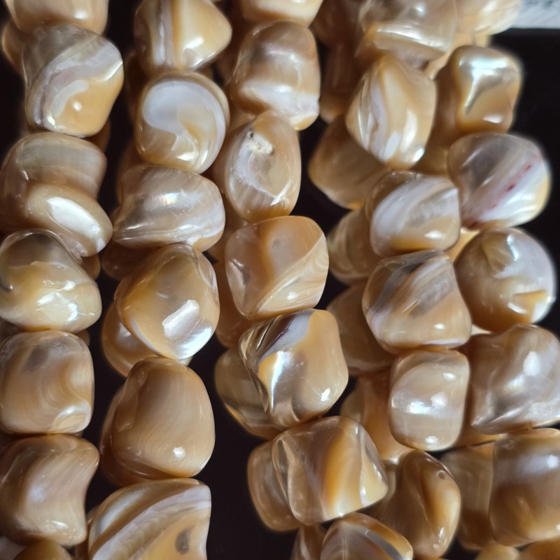 Thread of Mother of Pearl Beige Screziata in Sasso