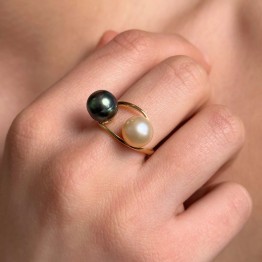 Contrariè ring with Pink Pearl and Tahiti