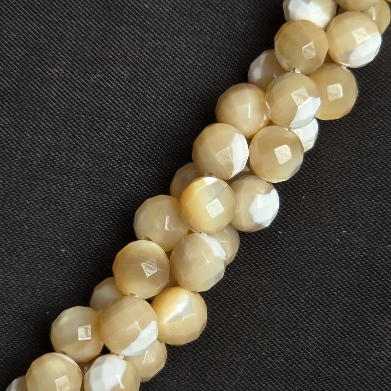 Strand of mottled beige mother-of-pearl