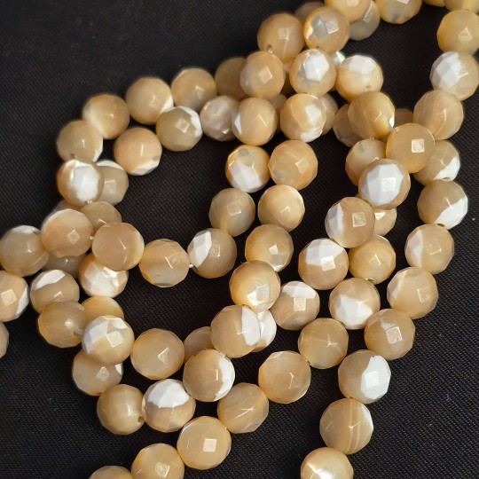 Strand of mottled beige mother-of-pearl