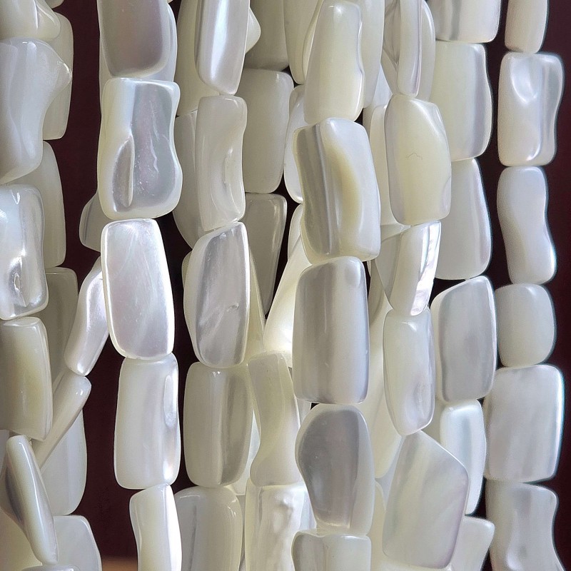 Strand of white mother-of-pearl fancy shape Ø 8/10 mm