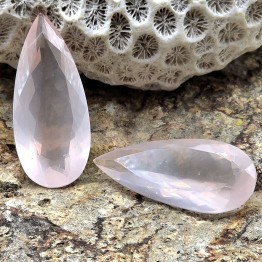 Pair of Stones of Rose Quartz in Goccia 40,98 Ct.