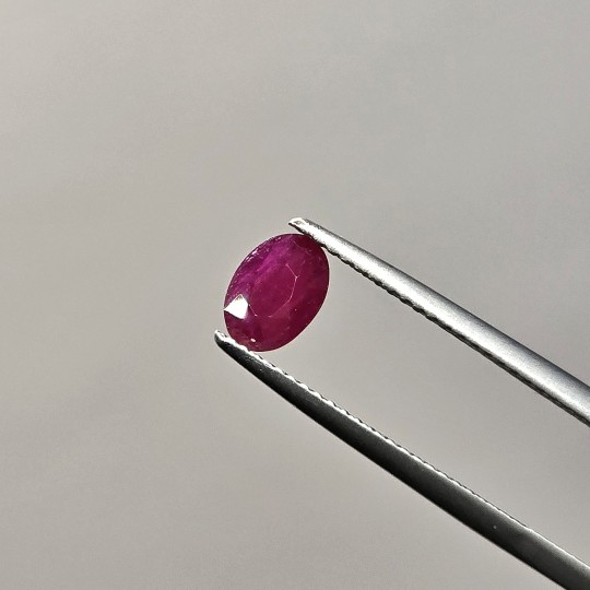 Pietra di Rubino Ovale 0,90 Ct.