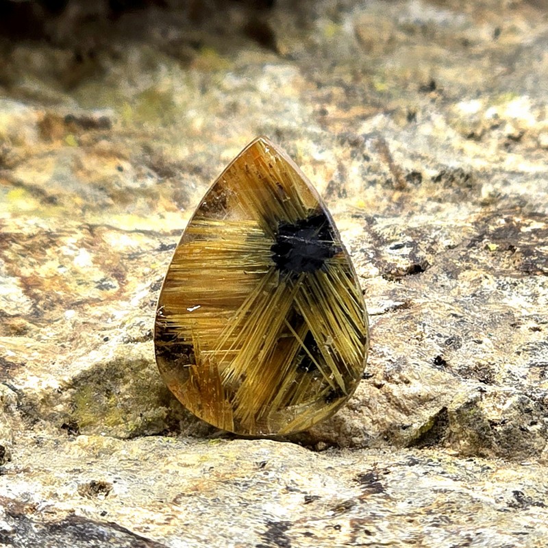Pietra di Quarzo con Stella di Rutilo e Nucleo di Ematite 9,22 Ct.