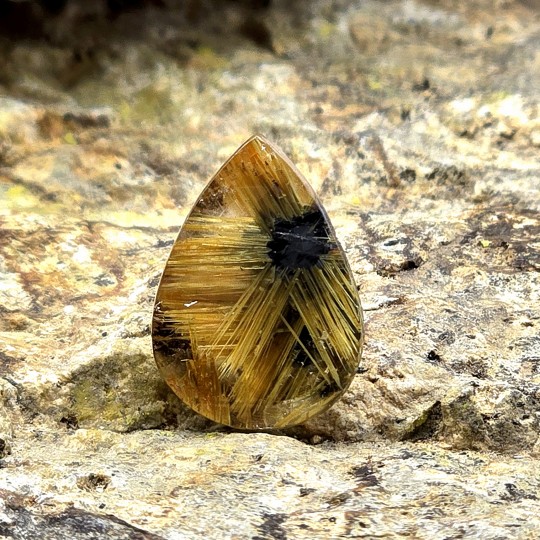 Pietra di Quarzo con Stella di Rutilo e Nucleo di Ematite 9,22 Ct.