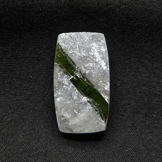 Pietra di Quarzo Semigrezzo con Cristallo di Tormalina Verde