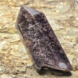 Semigrezzo di Quarzo con Lodolite Sfaccettato a Punta ø 6,5x2,5 cm