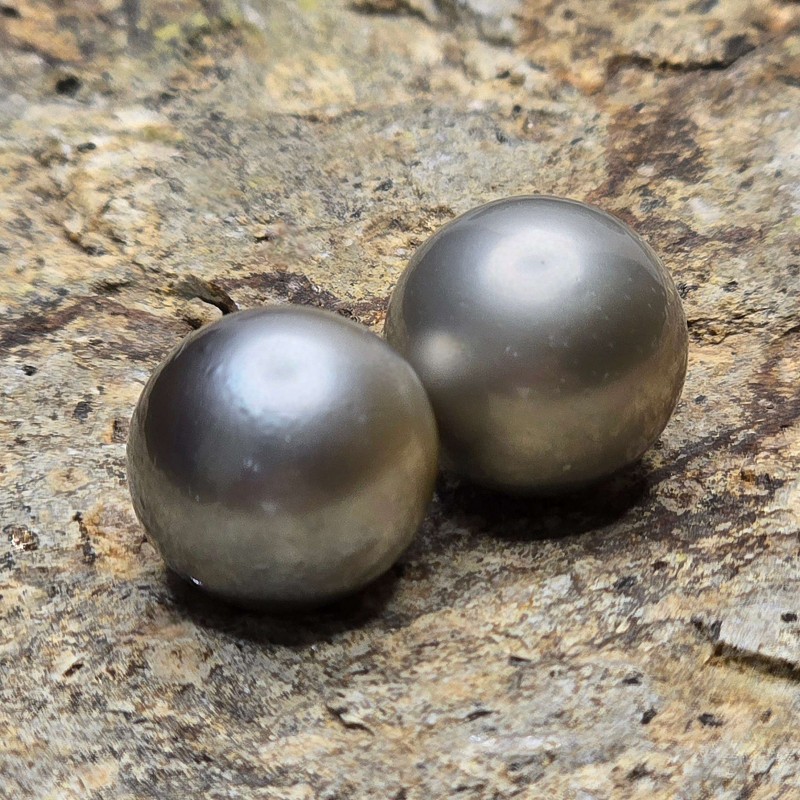 Pair of Tahitian Semi-round Pearls ø 11.4/11.5 mm