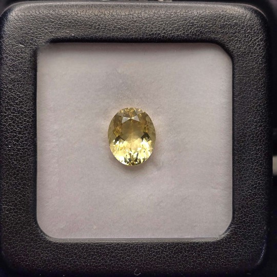 Stone of Scapolite Oval 4,35 Ct.