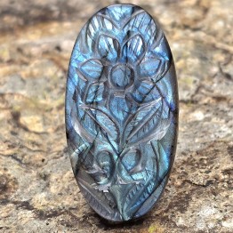 Pietra di Labradorite con Incisione Floreale 60,44 Ct.