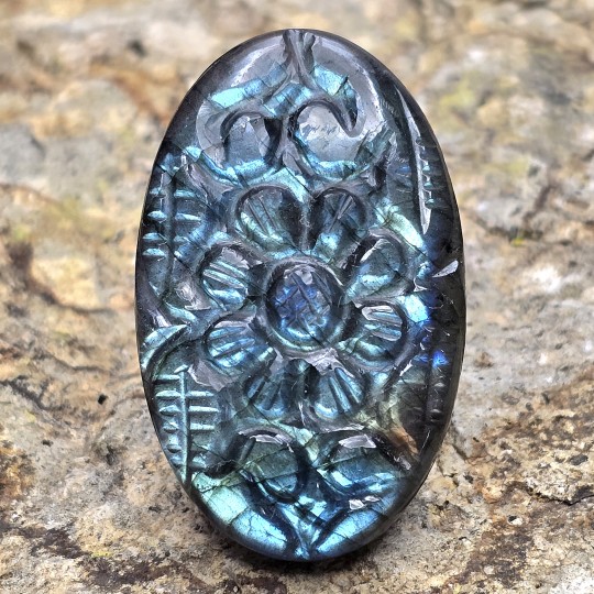 Pietra di Labradorite Grigia Ovale con Incisione Floreale ø 40,23x25,3 mm
