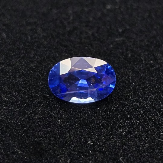Natural oval blue sapphire ct. 0,62