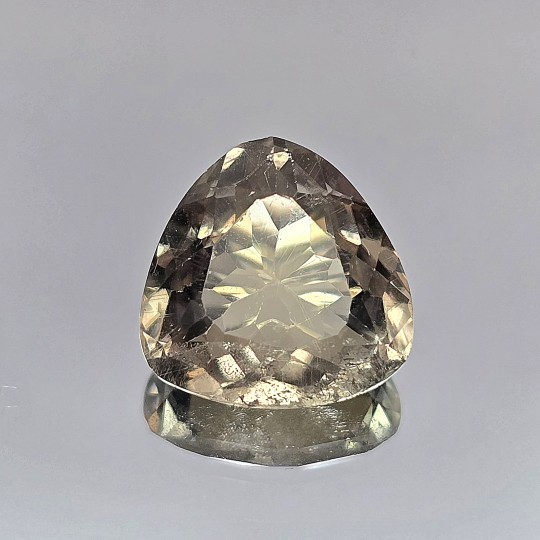 Gemstone of zultanite with cott-top drop. 5,01