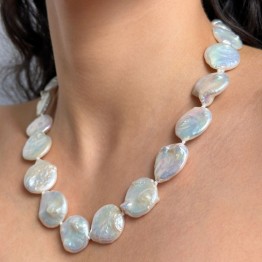 Shell Beads Necklace with Nucleus Round Plate