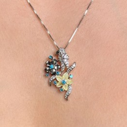 Pendente con Pappagallo e Fiori di Madreperla