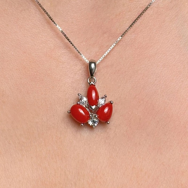 Pendente a Triangolo Fantasia con Corallo Rosso