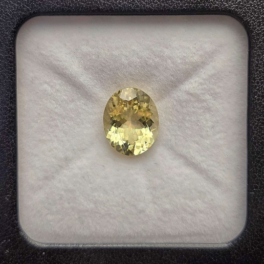 Pietra di Scapolite Ovale 3,78 Ct.