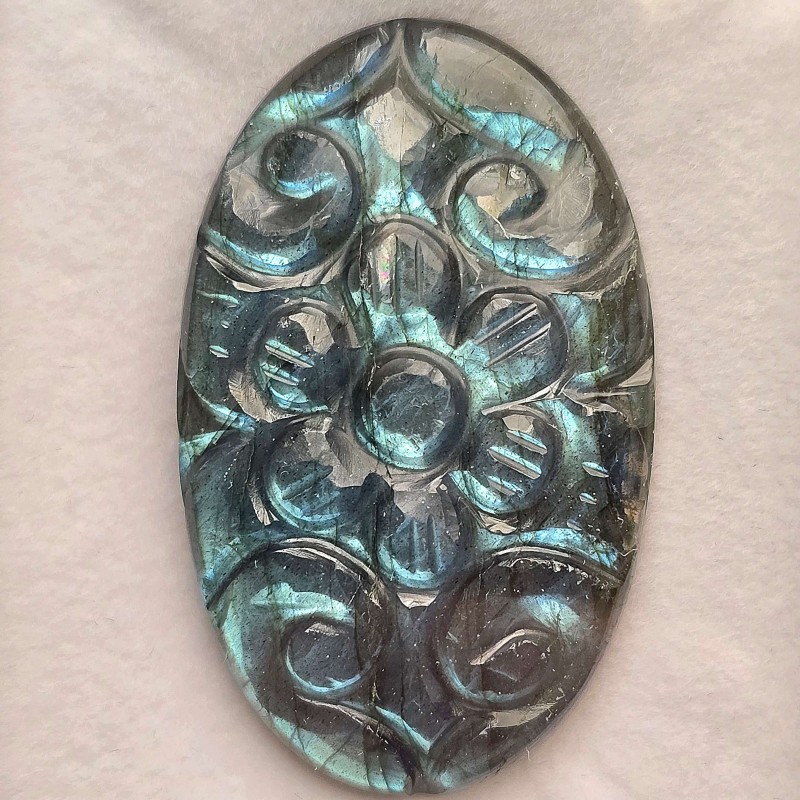 Labradorite stone with Floral engraving 66,84 Ct.