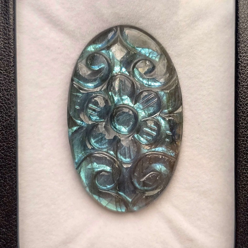 Labradorite stone with Floral engraving 66,84 Ct.