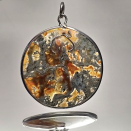 Pendant with musky agate (orange background)