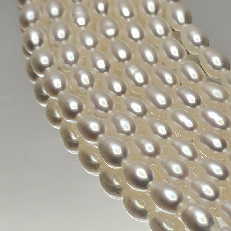 Strand of Pearl White ovals Ø 4 / 4.5 mm