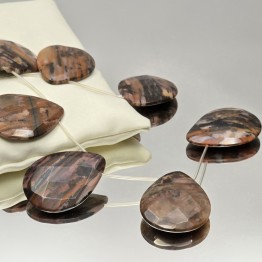 Filo di Diaspro Variegato Rosso Marrone Beige Taglio a Goccia Sfaccettata Forata in Testa ø 45 x 35 mm