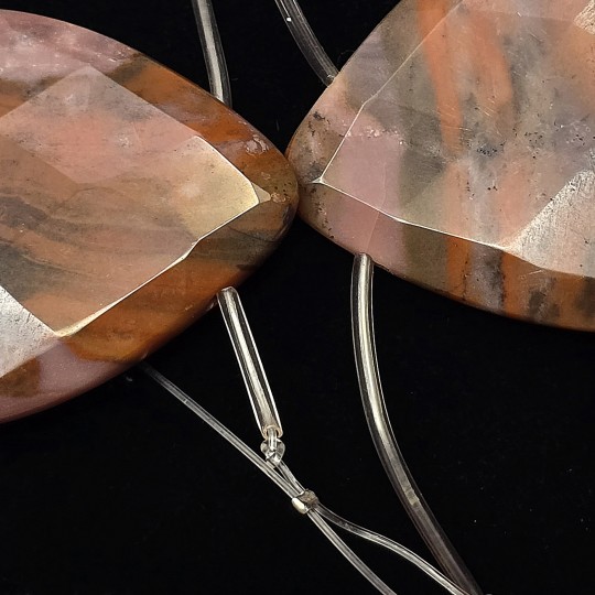 Filo di Diaspro Variegato Rosso Marrone Beige Taglio a Goccia Sfaccettata Forata in Testa