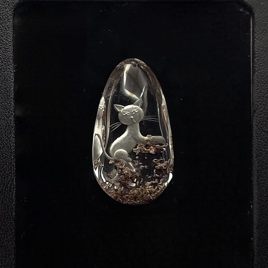 Pietra di Quarzo con Lodolite Retroinciso con Gatto