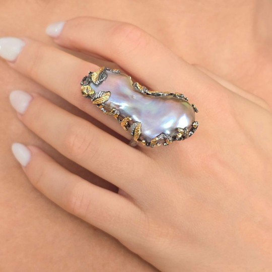 Ring with baroque violet pearl