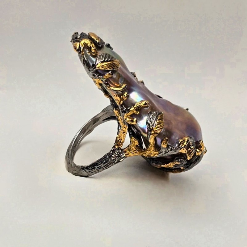 Ring with baroque violet pearl