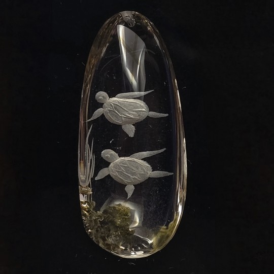 Pietra di Quarzo con Lodolite Retroinciso con 2 Tartarughe 99,78 Ct.