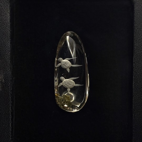 Pietra di Quarzo con Lodolite Retroinciso con 2 Tartarughe 99,78 Ct.