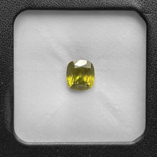 Pietra di Sfene Verde Oliva Rettangolare 4,01 Ct.